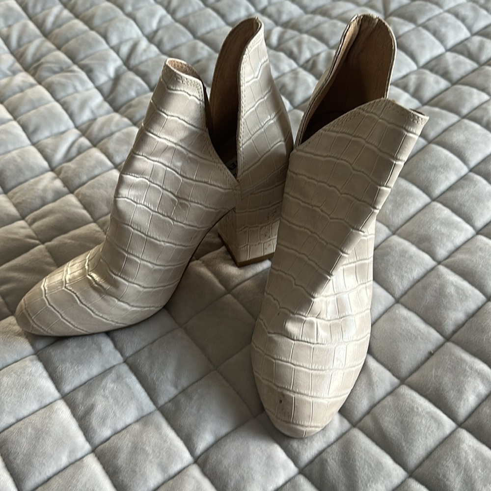 Steve Madden Croc Embossed Rookie Booties Size 5.5 Beige - Picture 3 of 4
